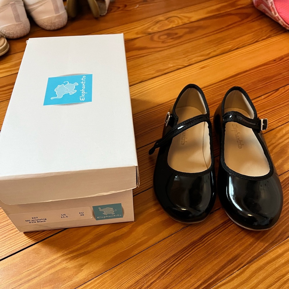 Little girls Elephantito shoes, black patent leather